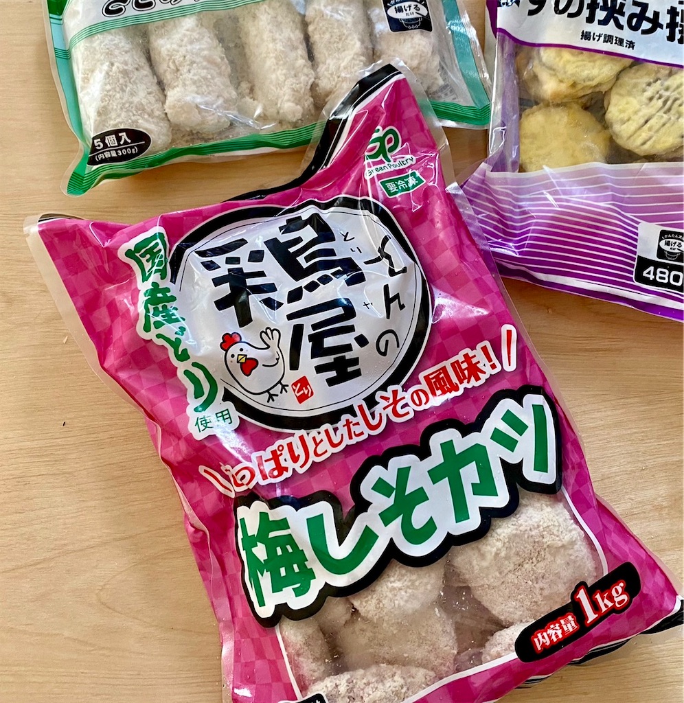 業務スーパーで鶏屋さんのチキンカツが売り切れだったので、久しぶりに梅しそカツを購入😊 ・ ・大きさは不揃いで使いにくいところもあるけど、コスパは🙆♀️ ・ ・ 詳しい商品レビューやオススメ度は、ブログにまとめています🤫 ・ ・プロフィールから飛べます