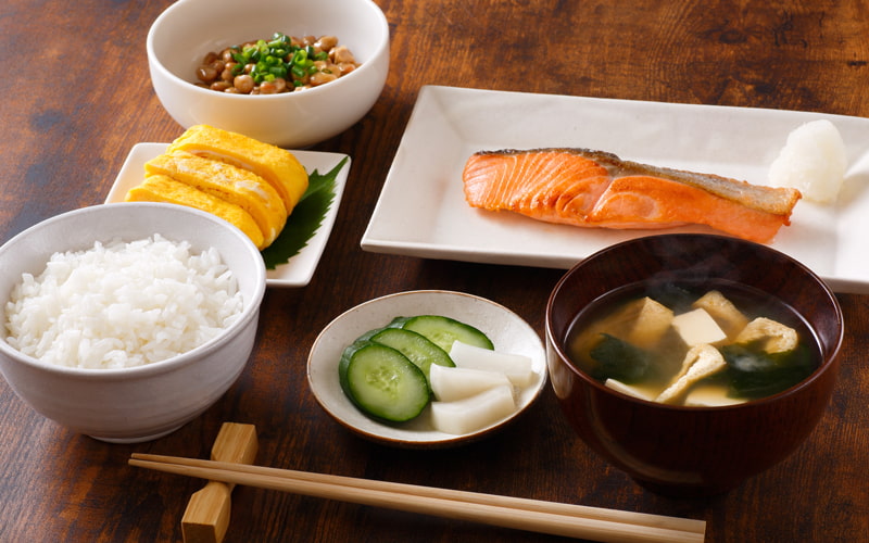 マナーを守ると美しい!ご飯と味噌汁の正しい位置を確認しよう - macaroni