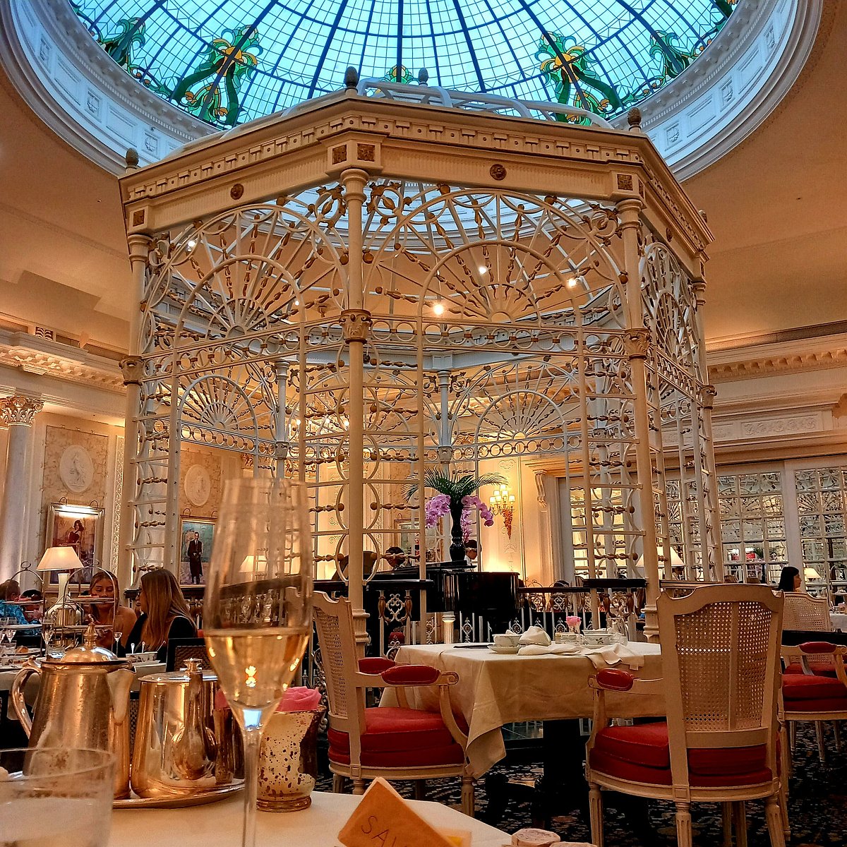 Afternoon Tea @thesavoylondon サヴォイでアフタヌーンティー🫶🏻友達がお誕生日だったので、プレートを出していただきました🎂会場はとても煌びやかで、ケーキもスコーンも美味しかった!カップ&ソーサーと天井が同じデザインで感動🥹✨ 画像5.6枚目サヴォイホテル