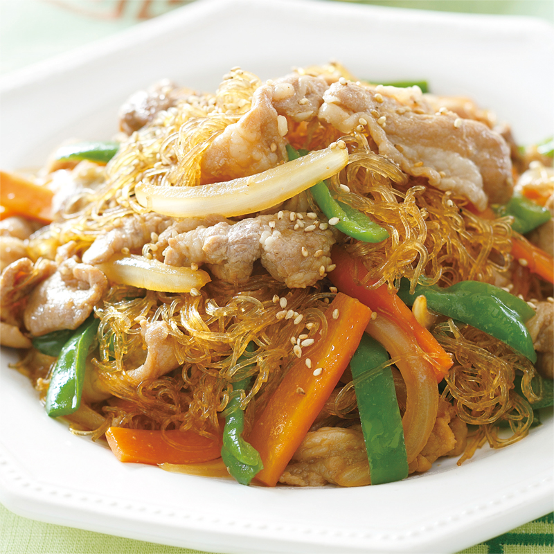 ほったらかし豚こまチャプチェ @miichan0709 さんの投稿をご紹介！👀﻿﻿﻿﻿ .﻿ みなさんお待ちかねのほったらかしシリーズです🙌🏻←待ってない？🤣笑 * * 分量は豚こま300g、玉ねぎ半分、人参1本、ニラ1束、春雨30gこんな