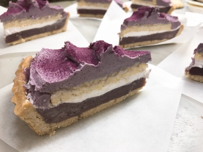 宝石ケーキです✴️ . 宝石は紫色で スポンジケーキは、 卵なしのスポンジケーキご希望でした😊 . ありがとうございました😌 .オーダーケーキ記念日ケーキBELEPI