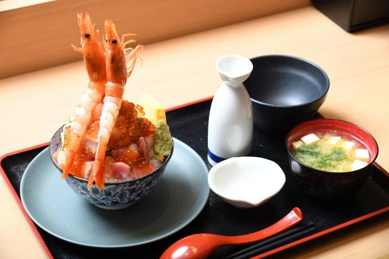 豊洲市場千客万来エリアでおすすめの食べ歩きグルメ！営業時間や朝ごはんも食べられるお店を紹介 - ななめうえトラベル