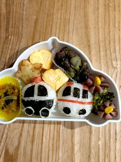 カブトムシの幼虫弁当を作ってみたよ✨ そぼろで土を再現して、白米と海苔で幼虫をイメージ♡ ちょっぴりリアルだけど 子どもは大喜び😂✨ ・成虫も作ったから投稿楽しみにしててね😆 ‐‐‐‐‐‐‐‐‐‐‐‐‐‐‐‐‐‐‐‐‐‐‐‐‐‐‐‐‐‐‐‐‐‐‐‐‐‐‐‐‐‐‐‐‐‐‐‐‐‐ ・100均グッズと作り置きで