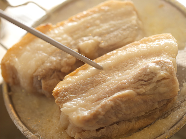 時短なのにトロトロ＆しみしみ～！ 豚の角煮の作り方。なんとプロは下ゆでに生おからを使う⁉三越伊勢丹の食メディアFOODIE フーディー