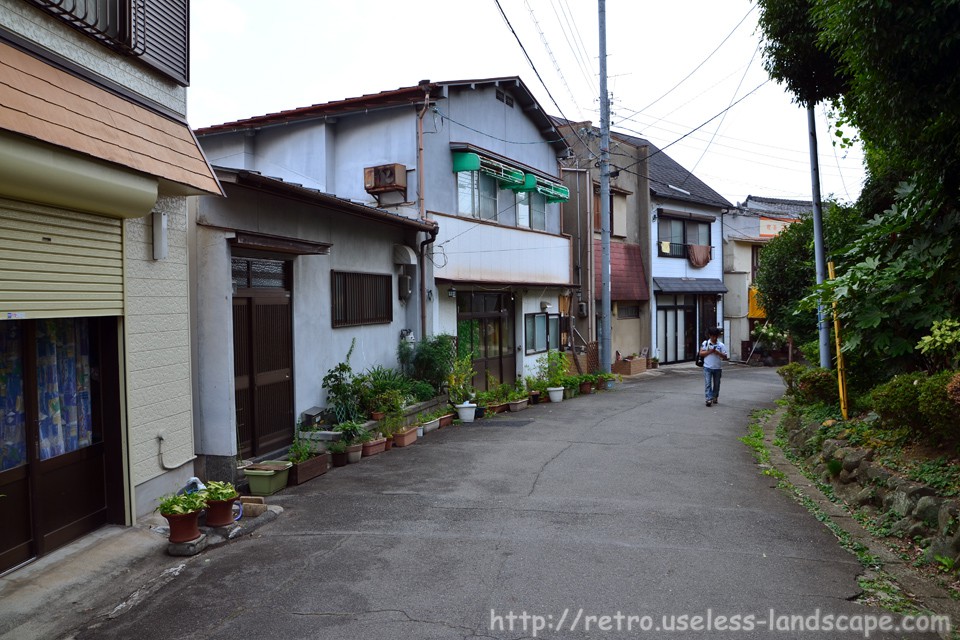 奈良「生駒新地」旅館やまと 現役の色街「風俗営業許可店」に宿泊。 うわさ通りの艶々の女将さん（70代）が出迎えてくれる。