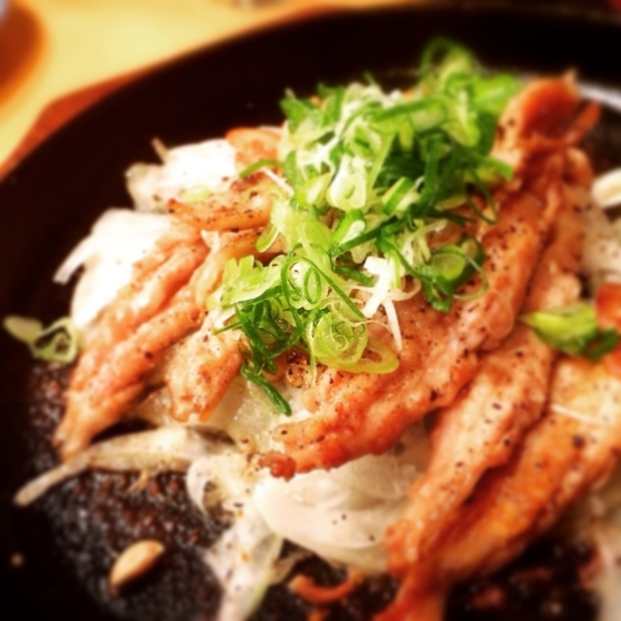 今日の夜ごはん ⚫︎せせりのねぎ塩レモン焼き ⚫︎ピーマンと卵の炒め物 ⚫︎マカロニサラダ ⚫︎オクラの味噌汁 ⚫︎ふりかけごはん ⚫︎メロンなかなか普段出来ない事。次男と一緒にお料理🔪 あまり料理に興味ないけど、嫌いではないみたい👦 せせりは最近家族皆で