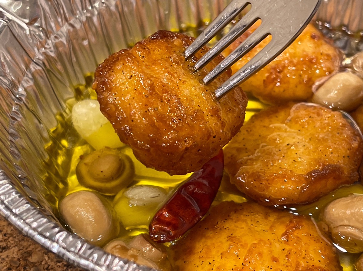 カーネルクリスピーをざっくりと切って、サラダと合わせるだけで、 おかずとしても最適なチキンサラダができあがります🥗マスタードをかけて大人でも楽しめる風味＆色鮮やかにアレンジ！ みなさんもケンタッキーのチキンで様々なアレンジレシピをためしてみてください