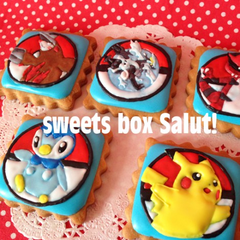 メタモンのカップケーキ🧁 最近ポケモンにハマりまくりのこども達へのバレンタインに💜 チョコレートのカップケーキの上にいちごのガナッシュを絞ってブルーベリーをトッピングしました🍓母の手作り喜んでくれるのもあと少しなのかなと思うと悲しいわ🥹ストロベリー