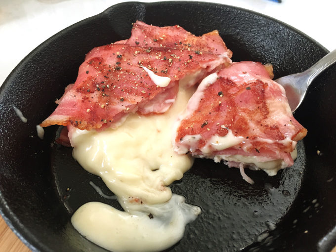 カマンベールベーコン 私のキャンプ飯の大定番🤗💕 ◇材料 •カマンベールチーズ 1個 •ベーコン 4枚 ◇作り方 フライパンの上にベーコンを並べます。真ん中にカマンベールチーズを置いて、ベーコンで包みます。 両面こんがり焼いたら完成! 友だちとキャンプに行ったら