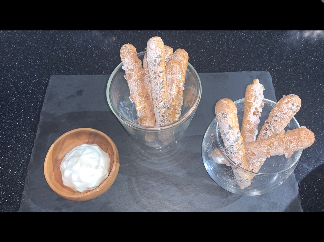 バレンタインにぴったり濃厚バタークリーム入り苺ブッセ