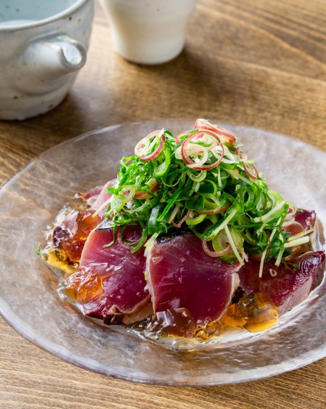 薬味たっぷりかつおのたたき、牛肉とズッキーニの炒めもの。シソ