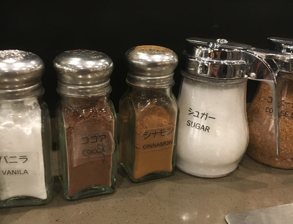 スタバ知識!無料カスタマイズ「コンディメントバー」のアイテムご紹介