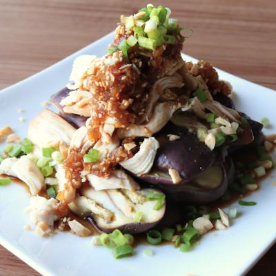 小倉優子さんの『茄子とささみとザーサイの和え物』 ①ささみの両面に塩 適量 日本酒 大さじ1 をふりかけ、ラップをして電子レンジ 600W で2分加熱する ②茄子 2本 を一口サイズに切り、ラップをして電子レンジ 600Ｗ で5分加熱する ③ささみをほぐして、加熱した茄子