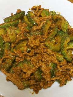 カレー味で食べやすい♡ゴーヤとひき肉のカレー炒め