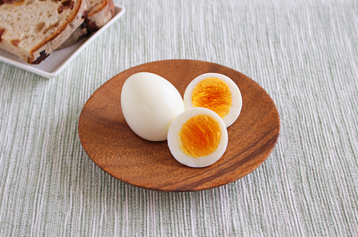 お湯からゆでて半熟から固ゆでまで理想の固さに！ゆで卵の基本レシピ