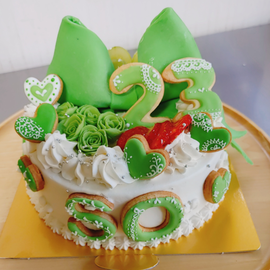 フルーツデコレーション 赤緑 〟オーダーケーキ🎂ブログ佐野市のシュークリームならchou à la crème CUSTARD