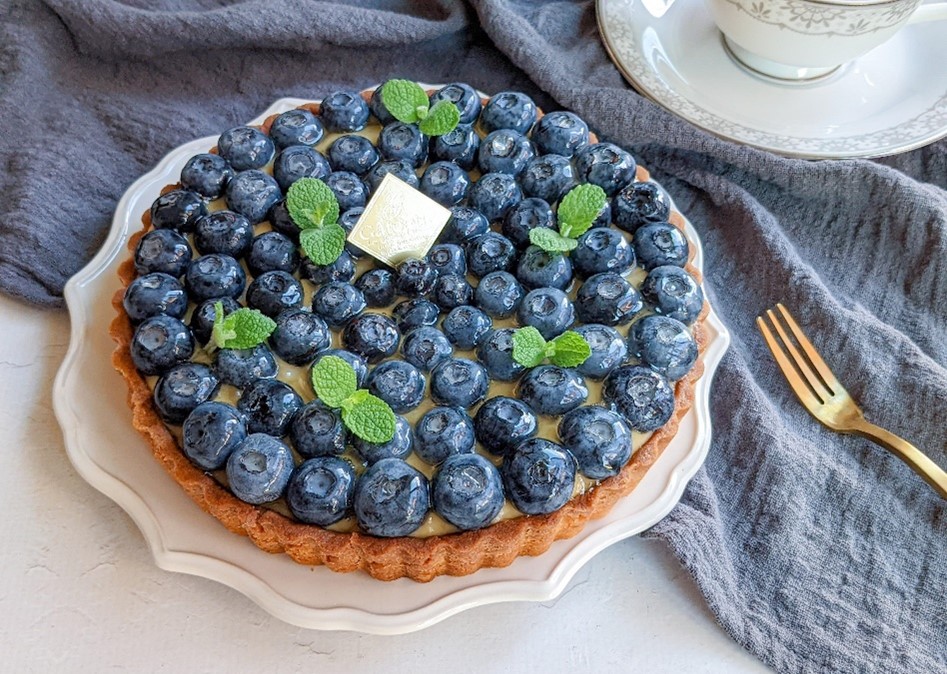 国産ブルーベリータルト🫐 ⁡ パレット自慢のタルト生地にカスタードクリーム、 生クリームを絞り、国産のブルーベリーをたっぷり乗せています🫐 ⁡ブルーベリーはカロリー控えめですが 沢山の栄養が含まれていて健康志向の方におすすめです🙆‍♀️ フレッシュな