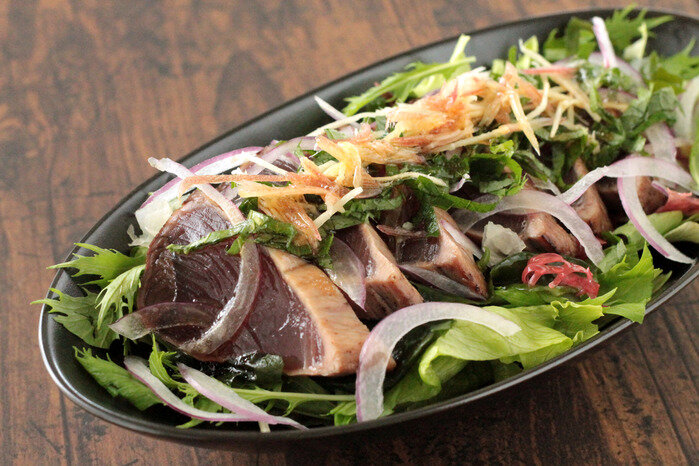 薬味たっぷりかつおのたたき、牛肉とズッキーニの炒めもの。シソ