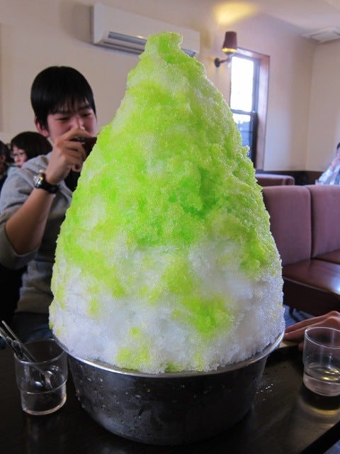 愛知県名古屋市昭和区の滝川町にある喫茶マウンテンで、いちごのかき氷の大を美味しくいただきました🍧😋 喫茶マウンテンのかき氷の大は、まさに“マウンテン”級の量でした。いちごのシロップが二段がけしてました。しかも中にバニラアイスが入ってました。味はいちごの