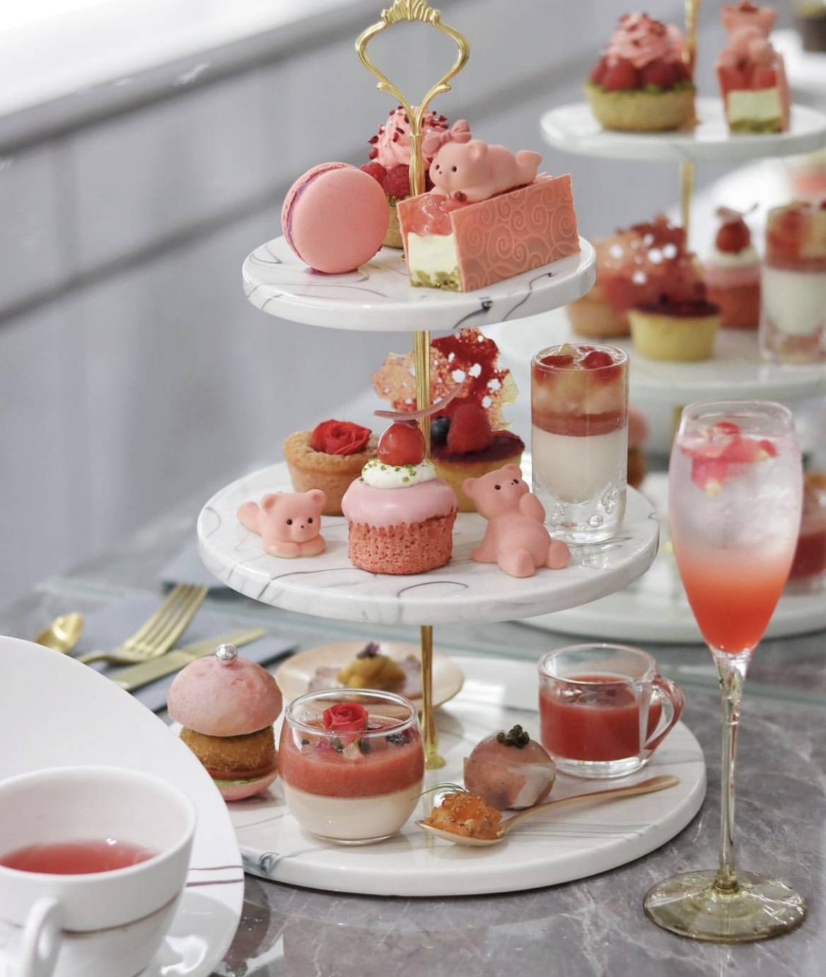 テーマは“不思議の国のアリス”！ハート×いちごの大人かわいいアフタヌーンティー – Dessanew デザニュー