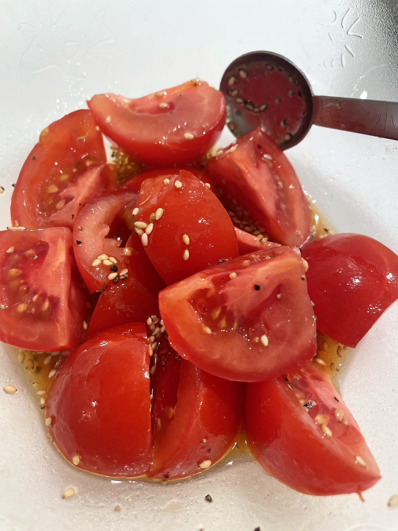 レシピ未満シリーズトマトをスライスし、 醤油・酢・ごま油・すりごま 1:1:1:1を混ぜてかける🍅 よく作るシンプルなトマトサラダです😋大葉が残っていたので彩りにトッピングしました✨ツナや玉ねぎ スライス をのせたり、ごま油をオリーブ油に変えても