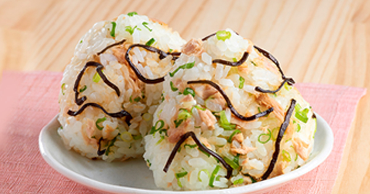 ツナマヨと黒こしょうのおにぎり