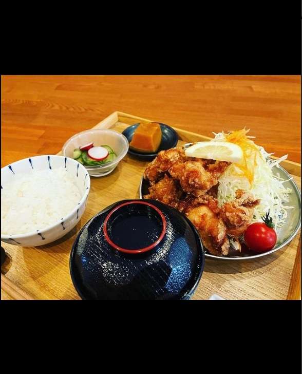 今日のメインはクリスピーチキン風からあげ！米粉のパン粉＆アーモンドスライスでグルテンフリーでもザクッと感は満点♡副菜や汁物もさっぱり系でまとめて、バランスよく仕上げました！⸻ 1️⃣ クリスピーチキン風からあげ• 材料 2人分• 鶏むね肉 1枚 約300g