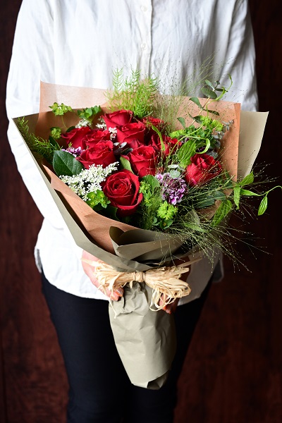 バラと季節のお任せ花束 レッド Lサイズ 66cm 開業 開店 公演 還暦 結婚記念日 プライズ 送料無料 御祝 ギフト おしゃれ 推し活カラーバレンタイン : 花盛り - 通販 - Yahoo!ショッピング