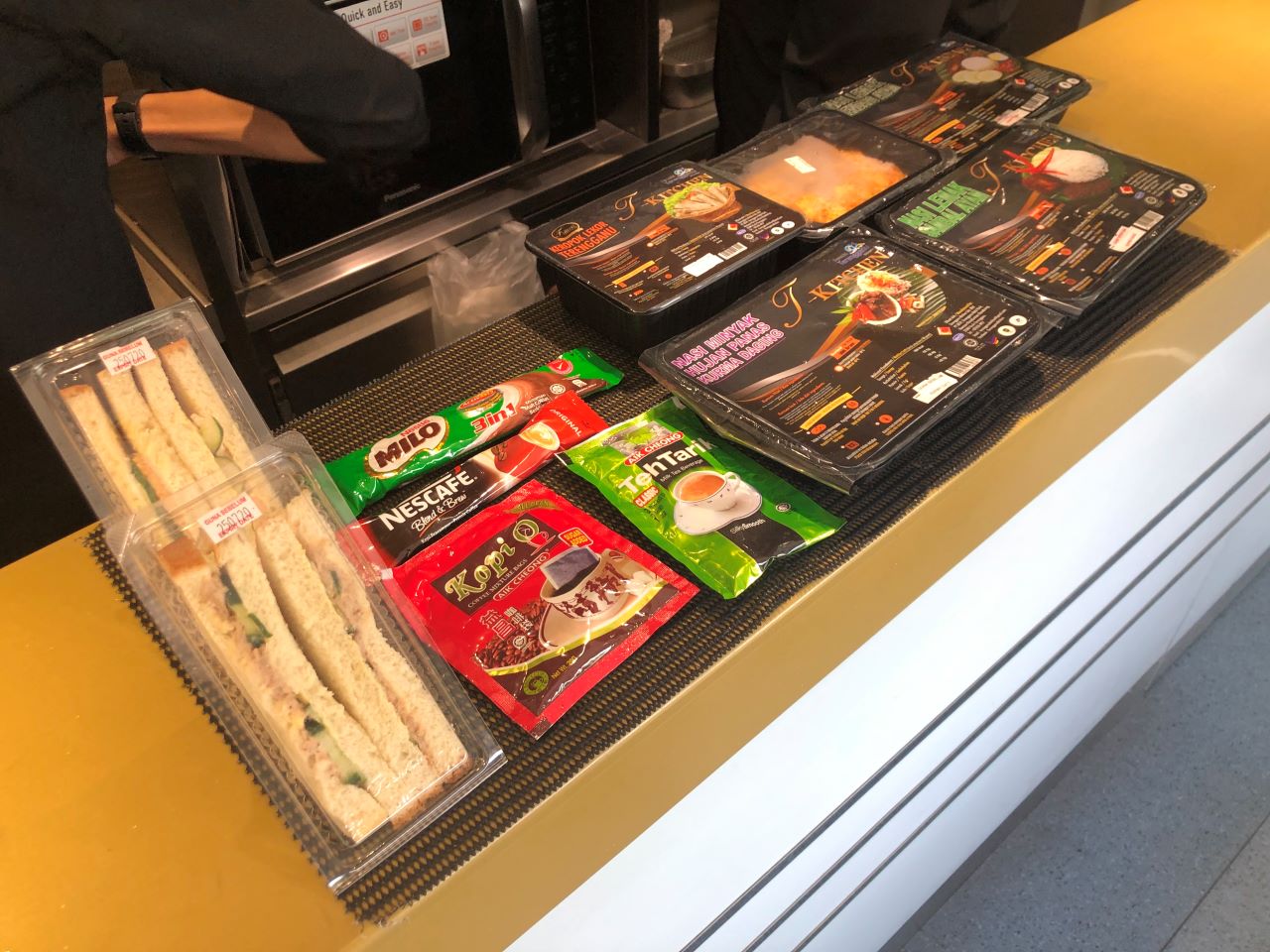 マレーシアのスーパーあるある。の風景 「MILO ミロ の売り場がびっくりするくらい大きい😳」しかも、大きめの袋が一番メインでドーンと並べられていて、 存在感たっぷりです。 マレーシアでは「ミロ」を「マイロ」と発音しますよ😊屋台に行っても必ず注文できる