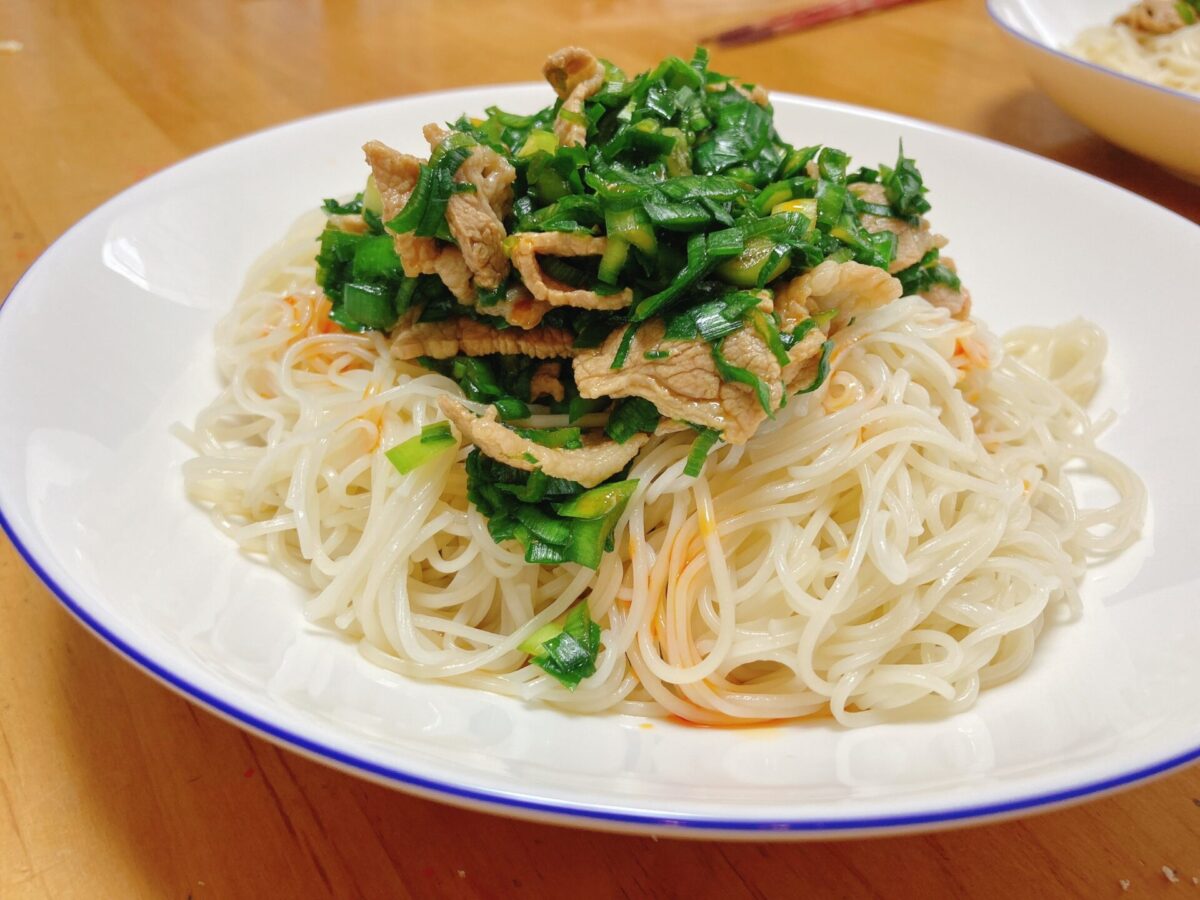 冷やしネギ塩豚そうめん - 料理研究家リュウジのバズレシピ.com