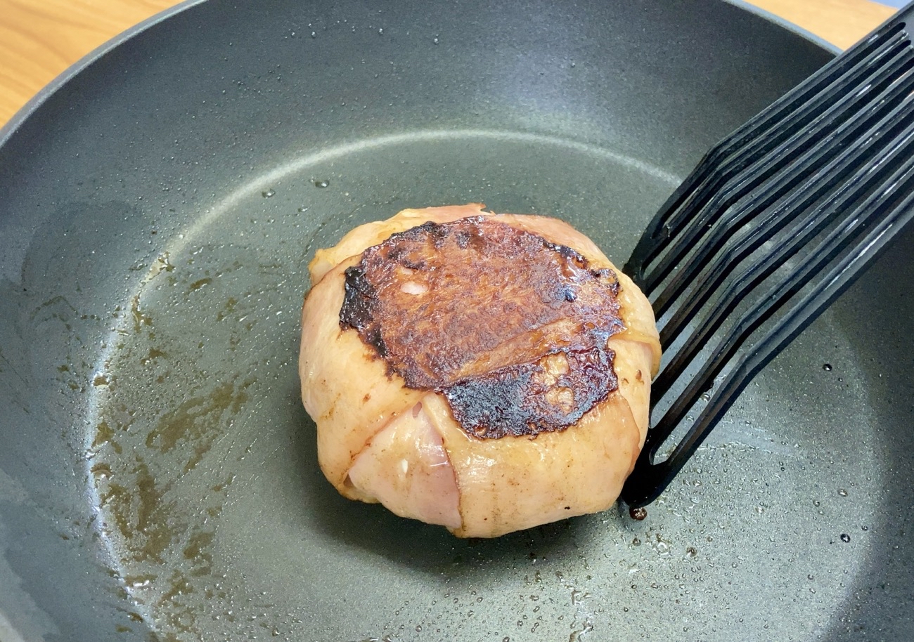 簡単キャンプ飯 「丸ごとカマンベールチーズのベーコン巻き」は見た目も味も無敵過ぎ! 包んで焼くだけだけだから初心者にもオススメ!ロケットニュース24