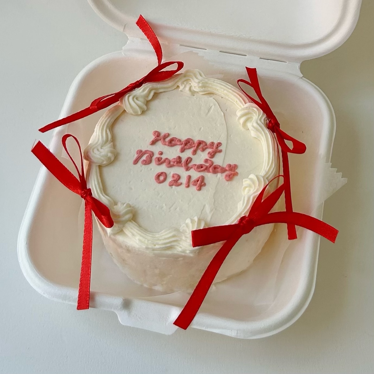 流行りのリボン🎀ケーキ🎂 . 全色可能です🫶 . 〜ご注文方法〜 ❁︎リピーター様『DM&LINE』 ❁︎ご新規様『LINEのみ』 .オーダー ケーキデコレーションケーキ全国配送リボンケーキリボンケーキ🎀センイルケーキティアラケーキ映えスイーツ映え青森県