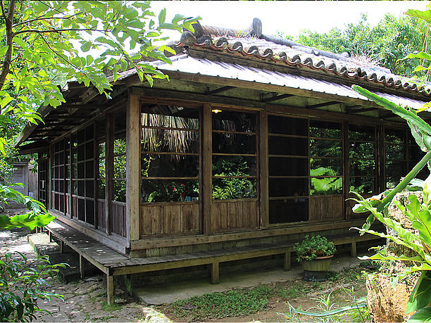 古民家そば屋 ふくぎフクギ並木と海風に包まれて 沖縄を五感で味わう贅沢をたびらい