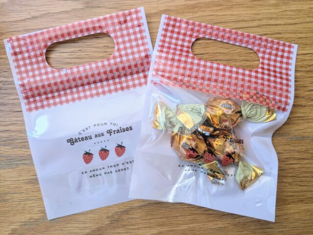 ダイソーで一目惚れしたバレンタイン用品を使ったチョコレートラッピングを2022年2月7日 のブログでお伝えしています♡ ご覧いただけたら嬉しいです✨・ 入れているのは無印の『不揃い ホワイトチョコがけいちご』を活用したチョコレートバーク 2022年2月7日 ブログ記事