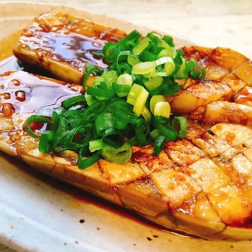 ナスとろ～り旨なす®️加熱すると、ねっとりした食感に変化。皮が白いので、他の食材に色移りしない。 食感をダイレクトにわかってほしくて「揚げてトルコ」から改名しましたトキタ種苗の野菜品種カタログ・栽培ガイド