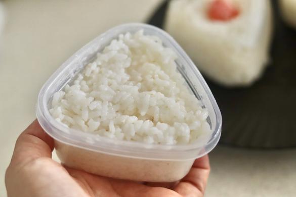 お弁当 “タッパー冷凍ご飯チンしてそのままのっけ弁” タッパーに入れて冷凍保存してるご飯を レンジでチンしてる間に おかずを準備して そのまま タッパーご飯の上にのっけて あとはテキトーに飾るだけのいつものお弁当。 夫さんのお昼用です。 ☑︎楽チン ☑︎早い