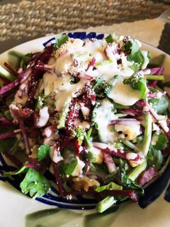 ウクライナの家庭で親しまれる、生のビーツの簡単サラダ