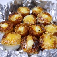 青のりとチーズで手が止まらない！「ちくわのチーズ磯辺揚げ」 びよ〜んと伸びるチーズの正体はさけるチーズPresented by雪印メグミルク★ ★ 保存しておくとあとで見返せます✨ 美味しそう！と思ったら いいね❤️ やコメント✏️お願いします♪★ ★ ■材料2人分・ちくわ4本 ・さけるチーズ1本