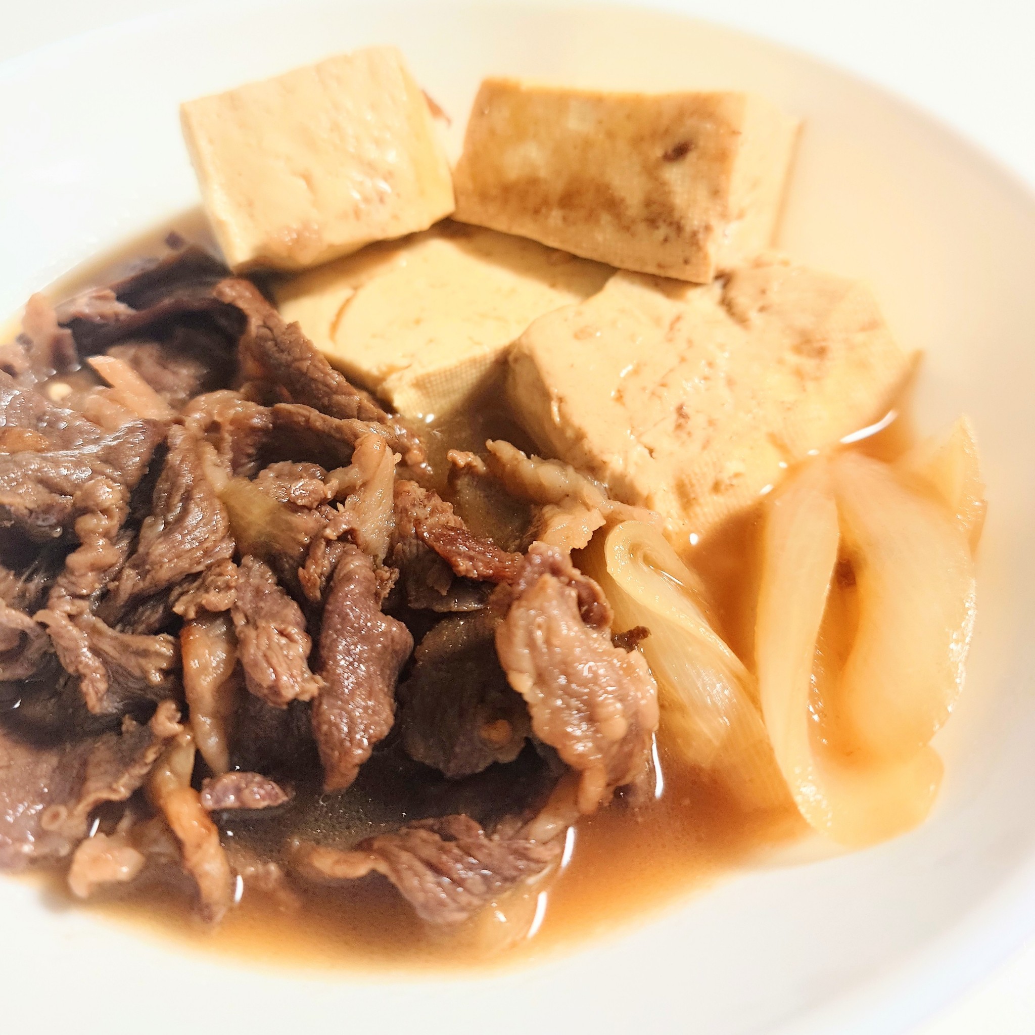 めんつゆで簡単！肉豆腐,参考 , 1人当たり単価 213円 調味料除く, 1人当たりカロリー 446kcal , 1人当たり塩分 1.9g,所要時間 15分,材料 2名分 , 木綿豆腐 1丁 300g , 豚肉バラ 150g, 白菜 150g, 玉ねぎ 1 2個 100g ,めんつゆ 3倍濃縮大さじ2, 水 100ml,手順 ,