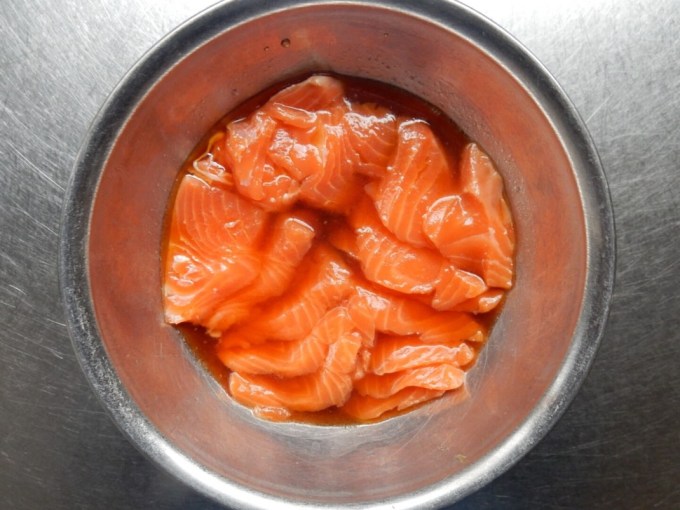 エスニックに味変してみた サーモンとブリのポン酢漬け丼に ナンプリックとマヨネーズ、生オクラ 「ちょっとタイ🇹🇭風に！」ビールが有ればなお良い🍺´∀｀Facebook