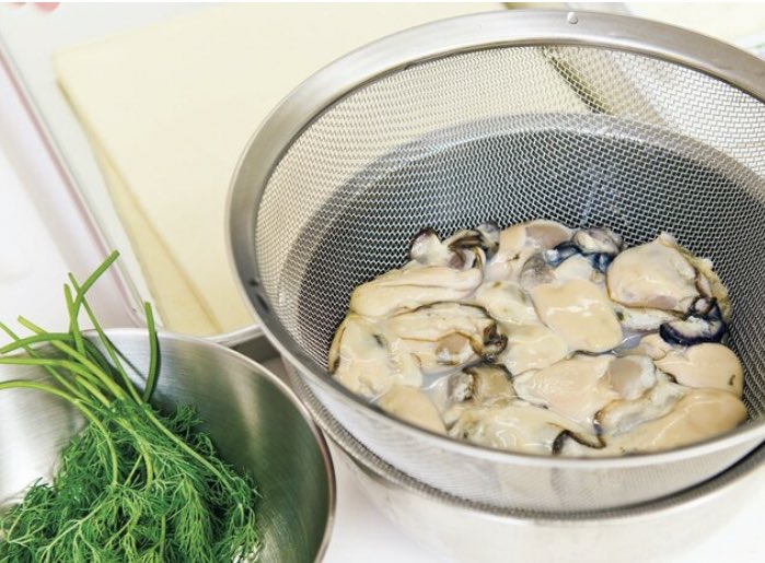 お店に並ぶアボカド、食べごろのものを見分ける方法とは？アボカドが食べたい！と思ってスーパーに行ったとき、アボカドが食べごろかどうか、柔らかさを確認できればよいのですが、お店の商品を指でギュッと押してしまうのはご法度。それでは、どのようにして食べごろ