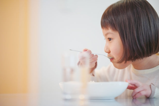 本日は大人と子ども一緒に食べれる＆冷凍できるおかずが載っている 『365日の幼児食』から骨がなく食べやすい めかじきの切り身を使ったレシピをご紹介します調理しやすく大人は食べやすいけれど、 脂質がすくないのでパサパサしやすい欠点があるメカジキを 子どもも