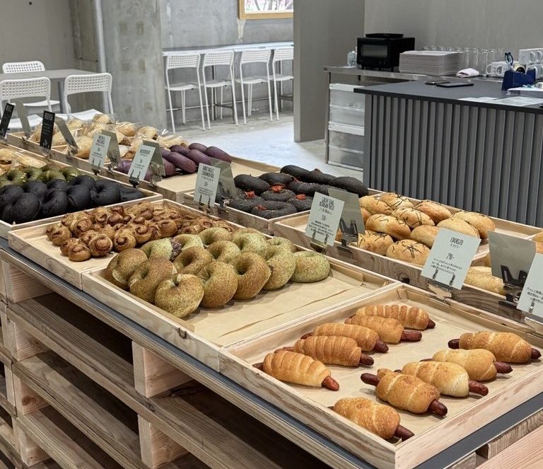 京都で話題の“もちむぎゅベーグル”の専門店。お惣菜系からスイーツ系まで幅広い品ぞろえ RABBIT BAGEL 河原町丸太町店京都府・京都市パンめぐ ぱんめぐ・パンメグ