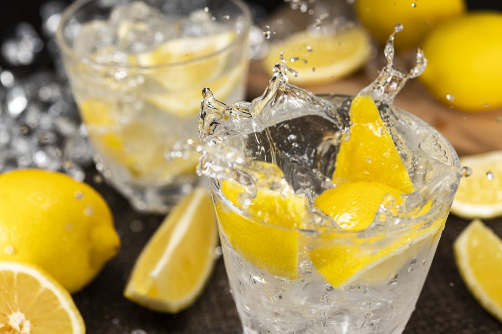 レモンの酸味が効いた、甘さ控えめの レモンサワー の作り方