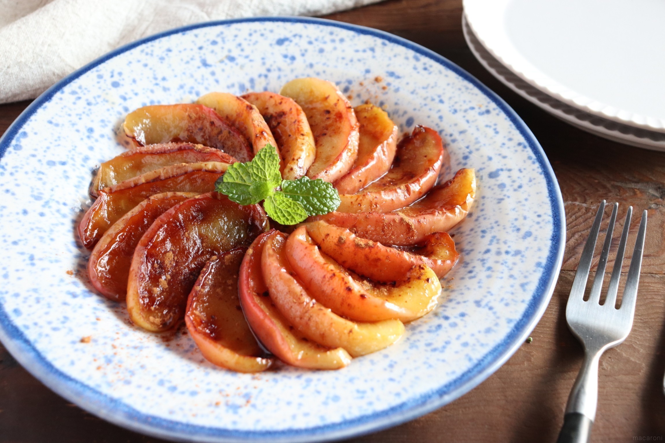 オーブンなくてもOK！ ル・クルーゼで作る「とろとろ焼きりんご」ROOMIE ルーミー