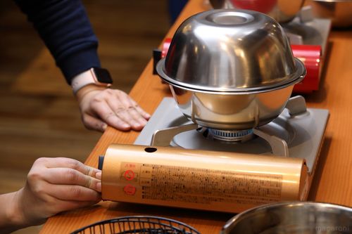 燻製初心者におすすめ!100均グッズで簡単に作れる自作燻製器のご紹介 – キャンプクエスト