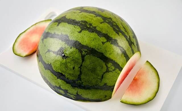 スイカの切り方をプロに聞くと 種の取りやすさが違った！ 選び方や食べ方の違いは？ – grapeグレイプ