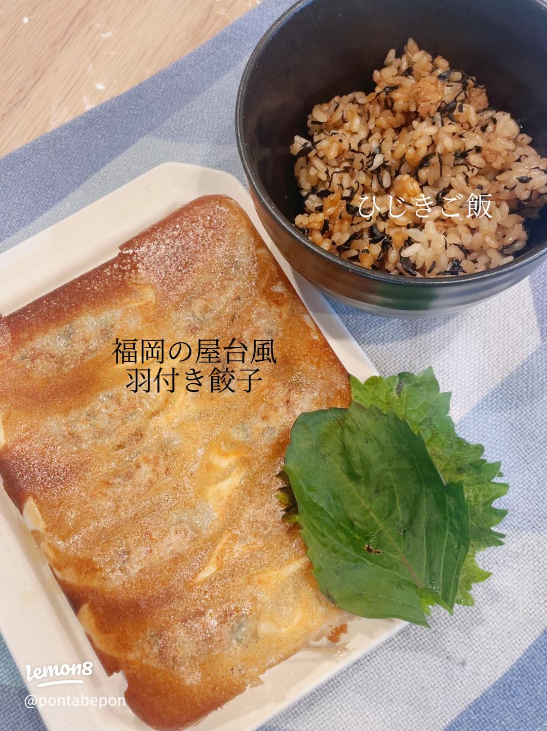 羽根つきニラ餃子今日はおうち焼き餃子。 パリパリの餃子が食べたい気分だったので、羽根つきにしました。 フライパンごとあつあつ🥟をテーブルへ🍳フィスラーのフライパン。 新発売の「セラタル コンフォート」を使用しました。セラミックの優れたノンスティック