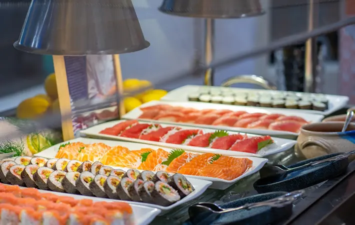 バイキングとビュッフェは、なにが違うの?→帝国ホテル発祥バイキングは食べ放題、飾り棚に料理を取りに行くビュッフェは立食という意味チコちゃんに叱られる