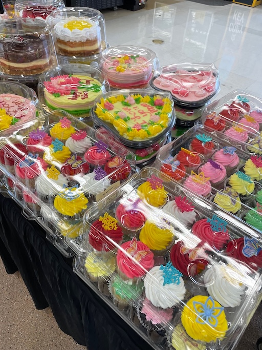 写真映え必至！レインボーケーキの魅力とおすすめレシピを紹介 - macaroni